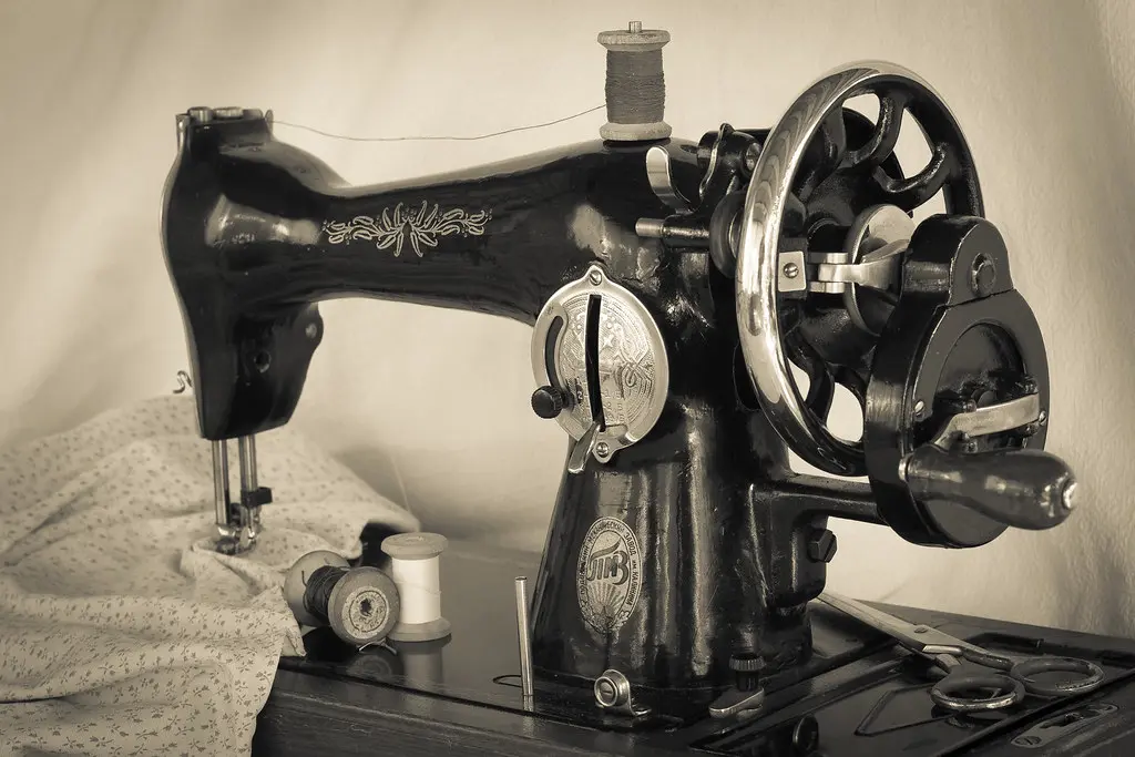 maquina de costura como funciona - Cómo funciona una máquina de coser antigua