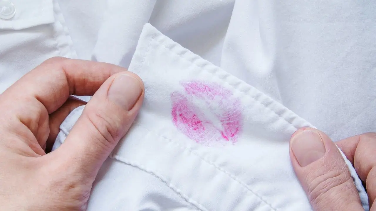 labial en la camisa - Cómo quitar una mancha de pintalabios permanente