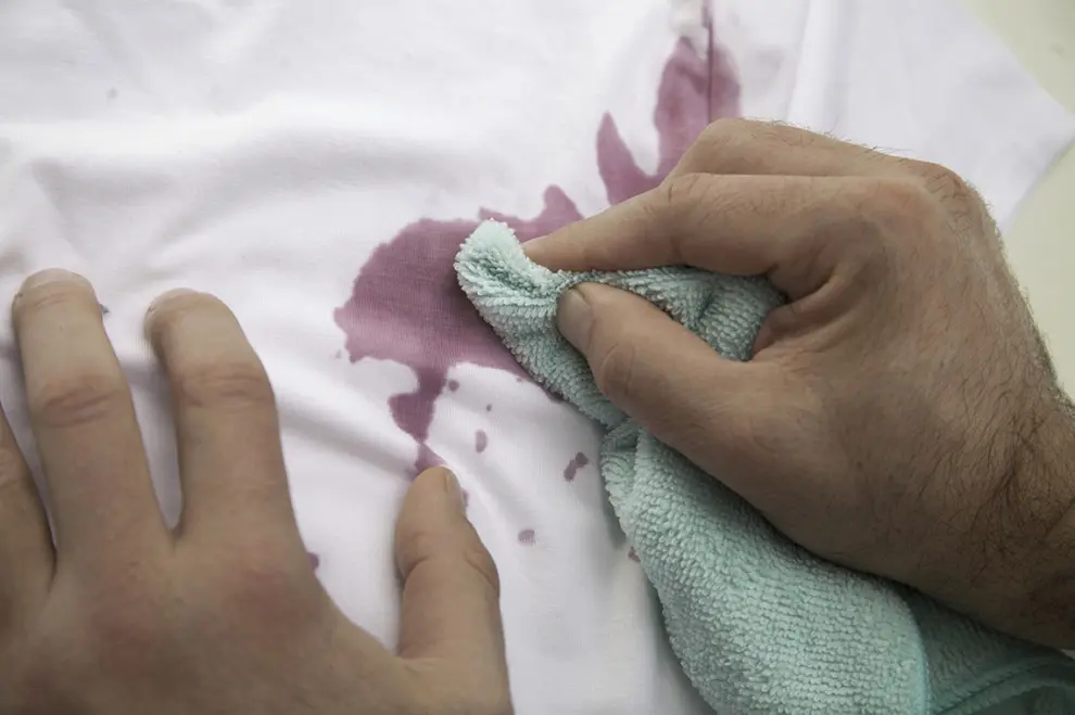 como sacar manchas de vino en camisas - Cómo sacar manchas de vino tinto en tela de algodon