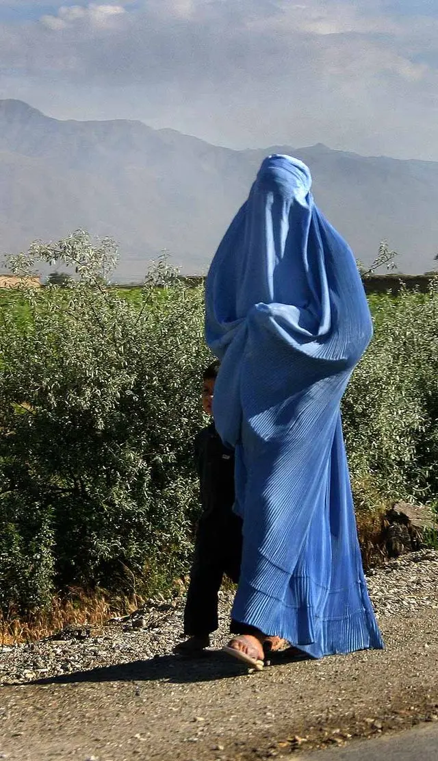 como se llama el vestido arabe de mujer - Cómo se llama el vestido negro de las mujeres árabes