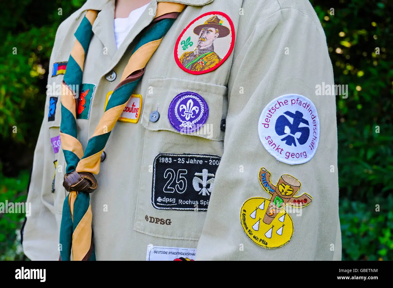 camisa scout con insignias - Cómo se llaman las insignias de los scouts