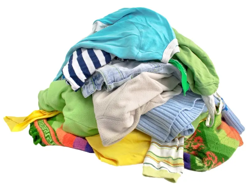 lavar ropa blanca con ropa de color - Cómo separar la ropa blanca de la de color