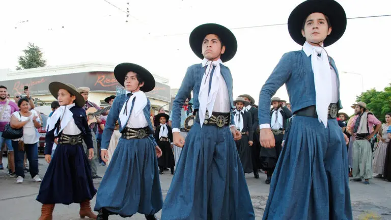 vestimenta de santiago del estero - Cuáles son las danzas de Santiago del Estero