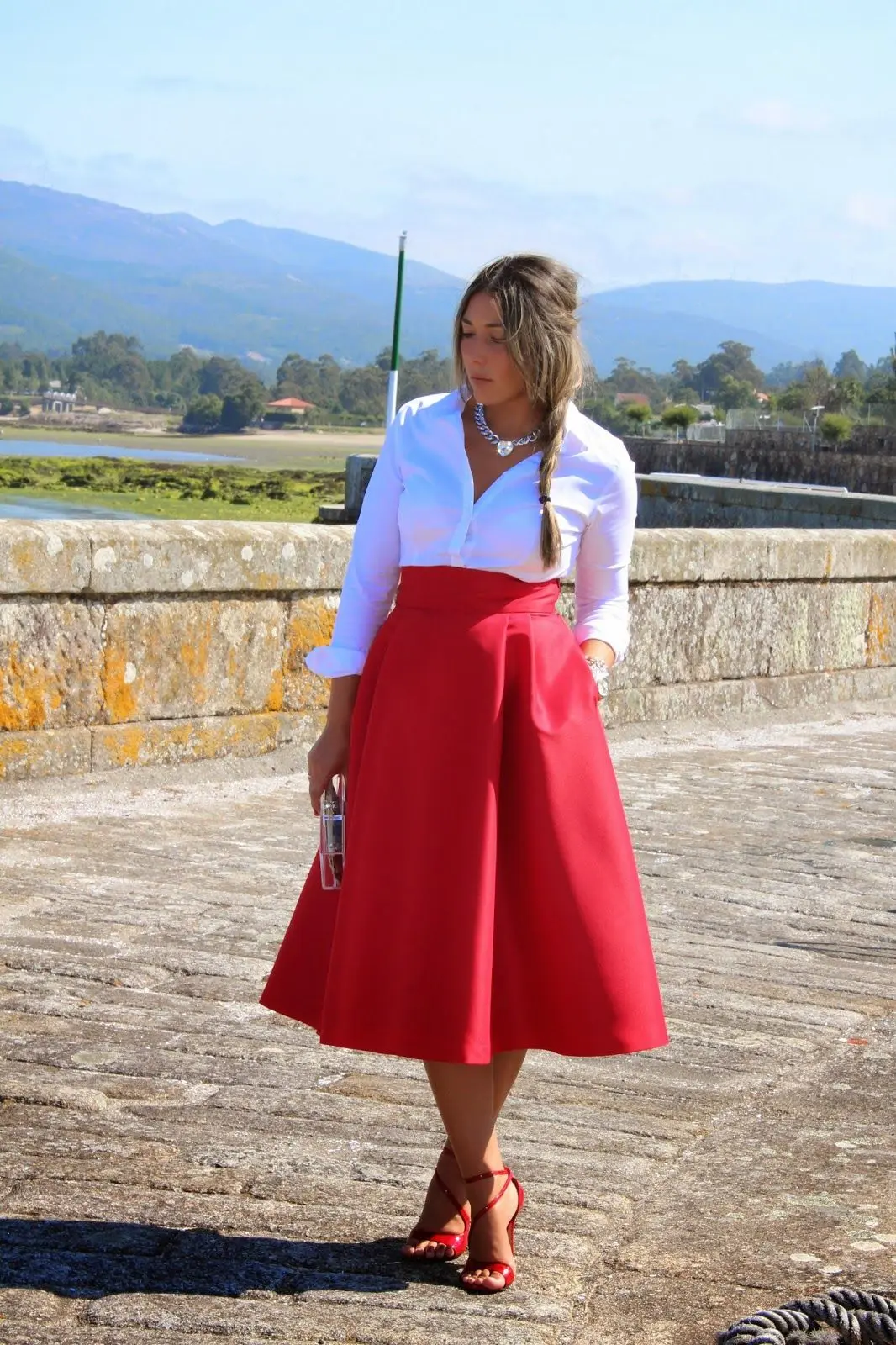 Blusa blanca falda roja: estilo y elegancia