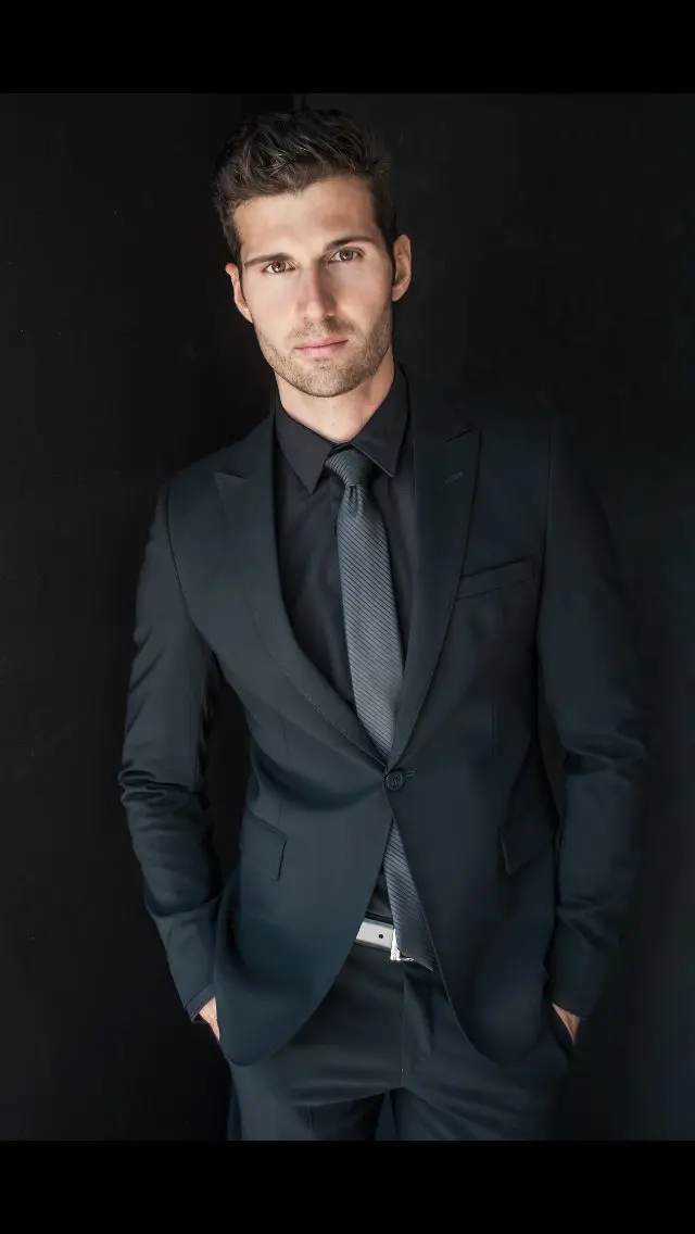 traje negro con camisa negra y corbata plateada - Qué color de camisa combina con corbata plateada