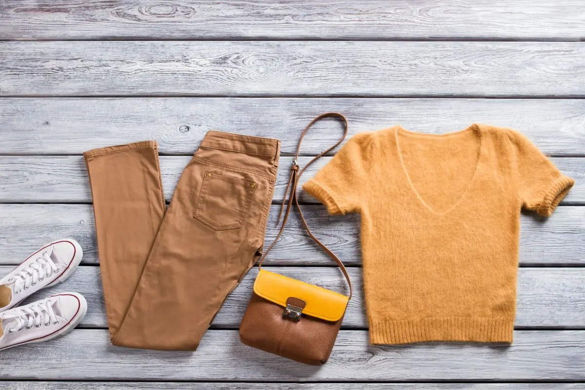 camisas que combinen con pantalon marron - Qué colores combinan con el pantalón marrón