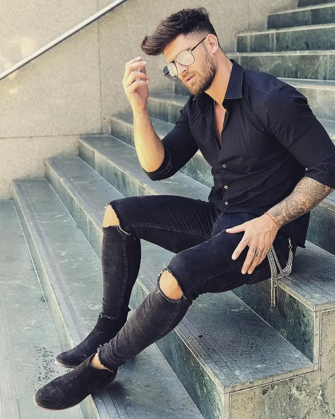 pantalon negro y camisa de jean hombre - Qué combina con jean negro