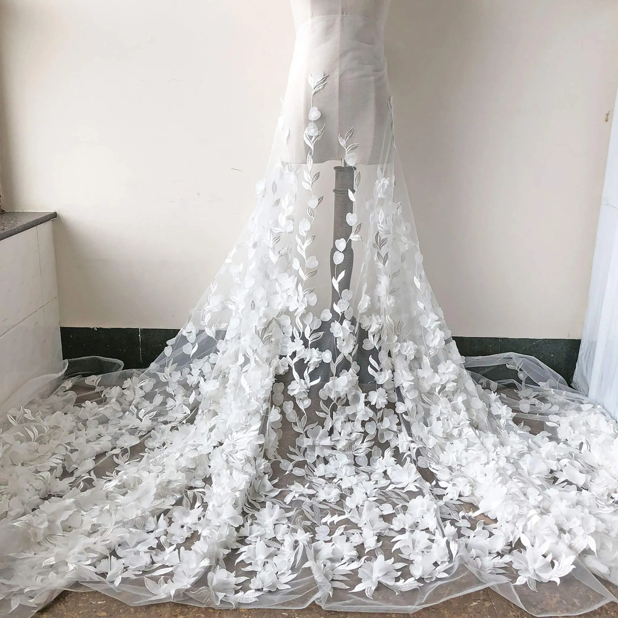 vestidos de novia con flores 3d - Qué es un vestido de novia minimalista