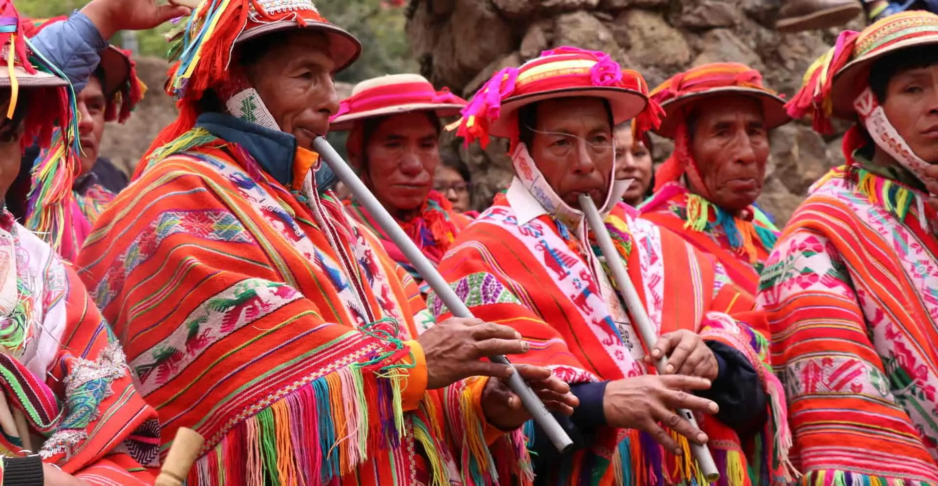 vestimenta de la cultura andina - Que lleva en la mano la Ñusta