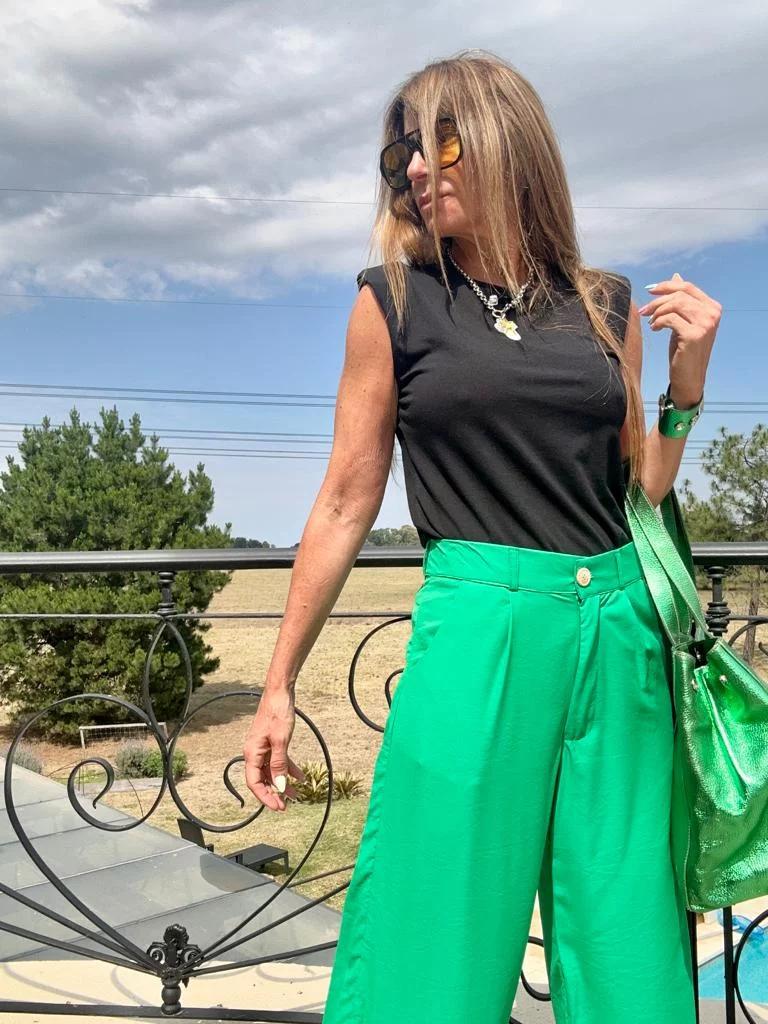 Cómo combinar un pantalón verde de forma estilizada
