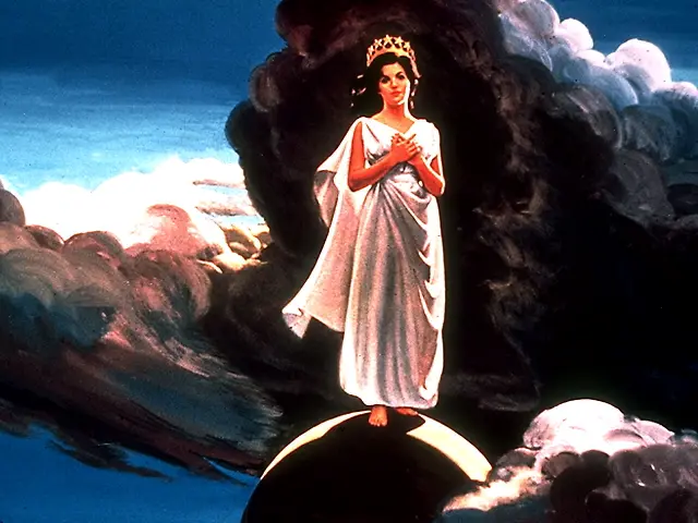 mujer vestida de sol apocalipsis - Qué significa la mujer vestida de sol con la luna bajo sus pies y coronada cual título menciona