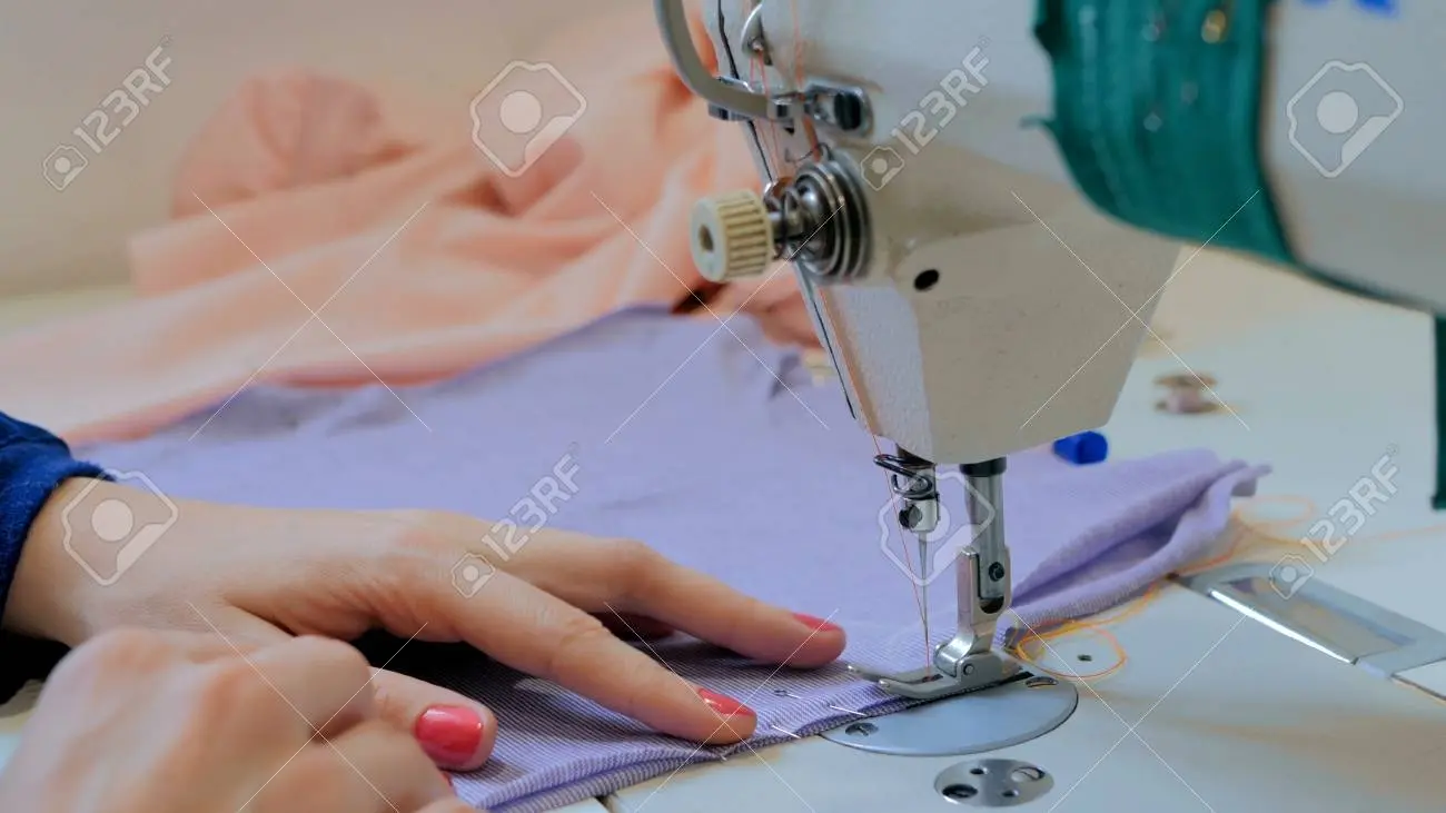 cosiendo de coser ropa - Qué significa la palabra cosiendo