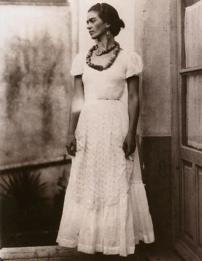 frida kahlo vestido blanco - Qué significa la vestimenta de Frida Kahlo