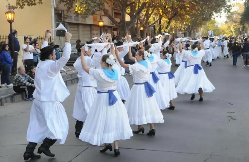 vestimenta para bailar el pericon nacional argentino - Qué tipo de danza es el Pericón Nacional
