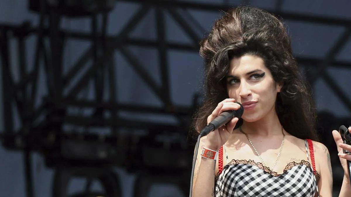 amy winehouse vestido rojo - Quién fue el gran amor de Amy Winehouse