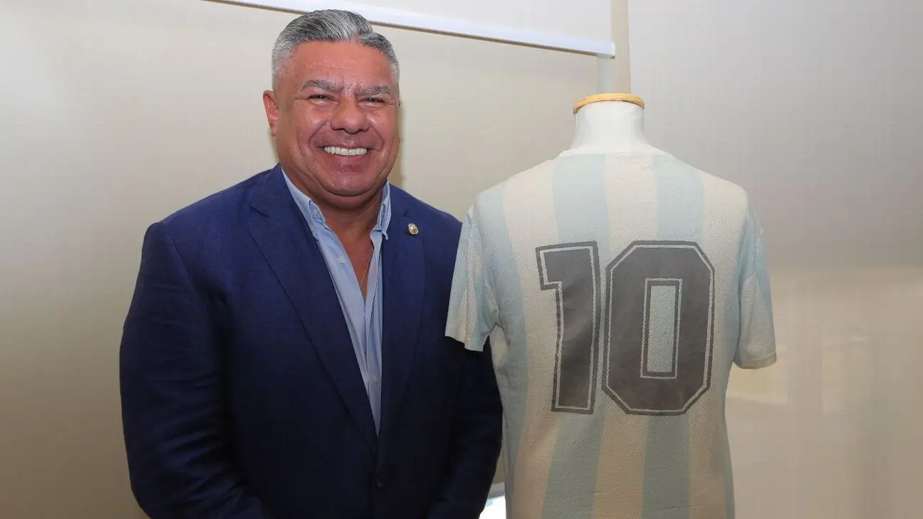 maradona con camisa - Quién tiene la camiseta de Maradona del 86